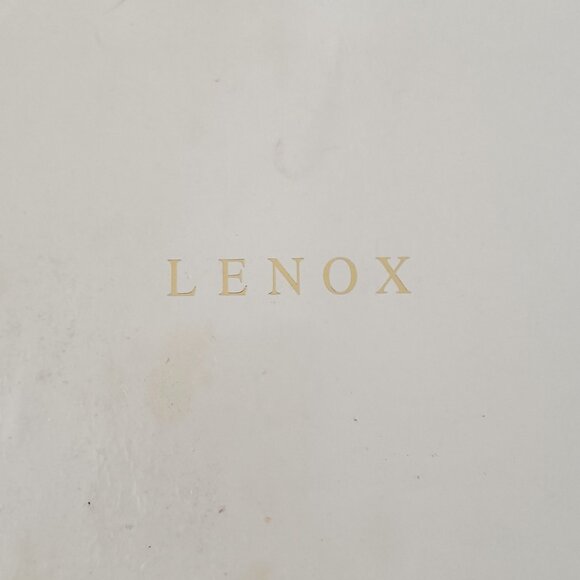 New In Box Vintage 1970s Lenox Fine Porcelain Vase. Embossed With Gold Rim - Picture 5 of 9